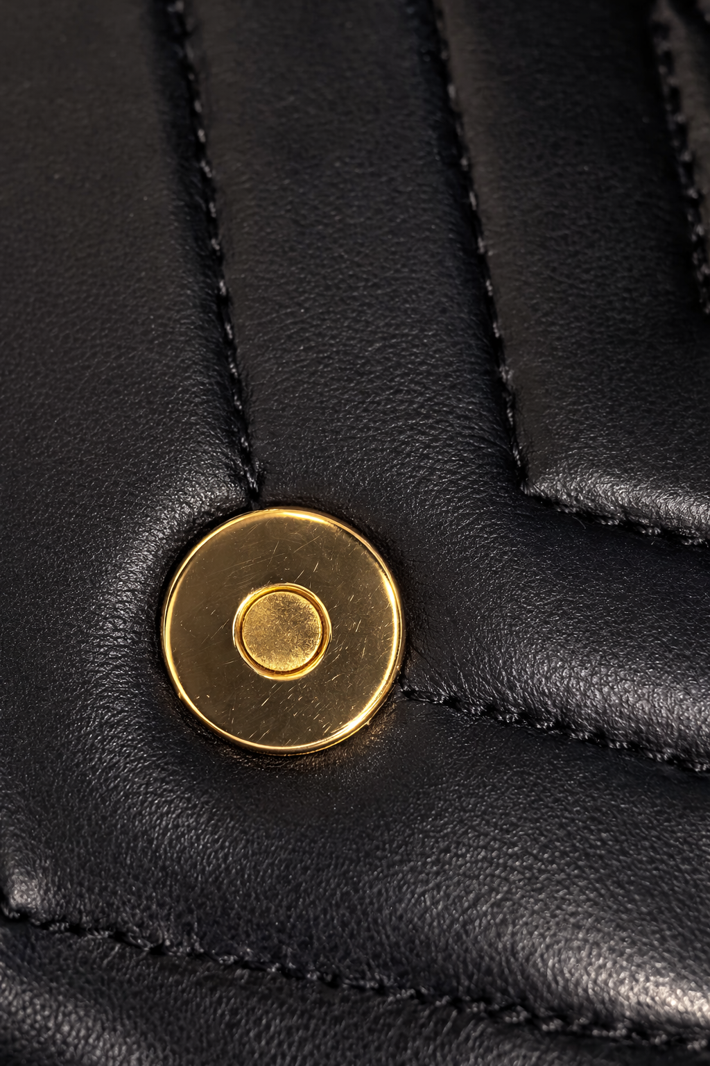 Val Clutch magnetic closure details